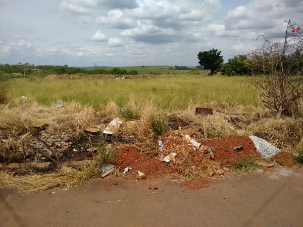 Mato alto e lixo acumulado impedem utilização de campo 