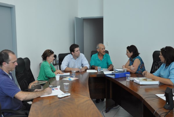 Vereadores em reunião sobre o Plano Municipal de Educação.