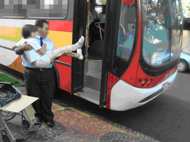 Motorista de ônibus carrega aluna da APAE no colo, devido à falta de acessibilidade do veículo