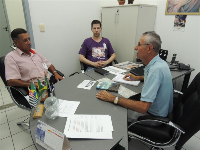 Carlão recebe, em seu gabinete, sugestão de projeto de incentivo à leitura 