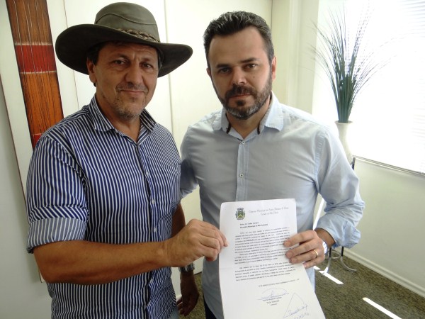 Kadu entregou pedido ao secretário Cleber Canteiro