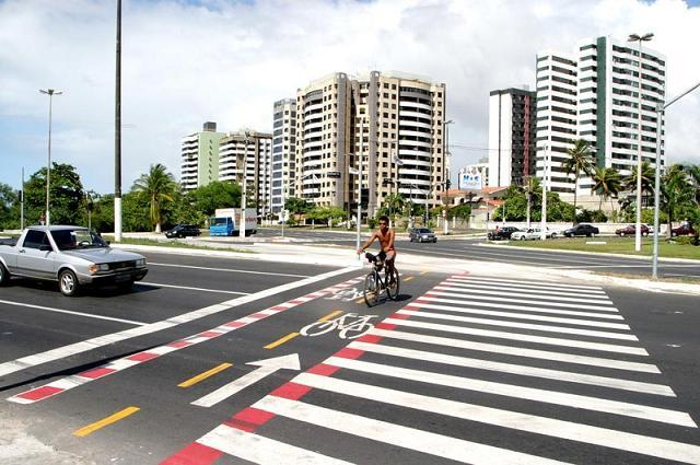 Vereador Laerte anexou fotos de faixa de pedestres e ciclistas