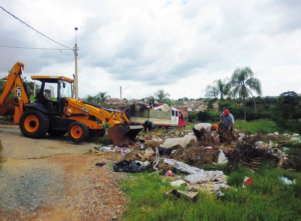 Prefeitura promove limpeza em área pública no Vista Alegre