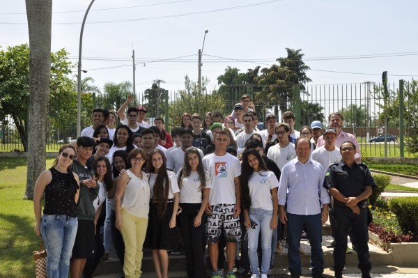 Alunos da Escola Juvelina Rodrigues durante visita à Câmara