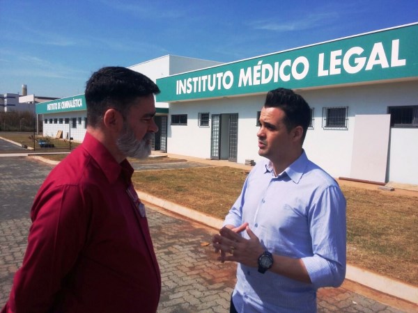 João Roberto Miller Júnior conversa com vereador Pinguim