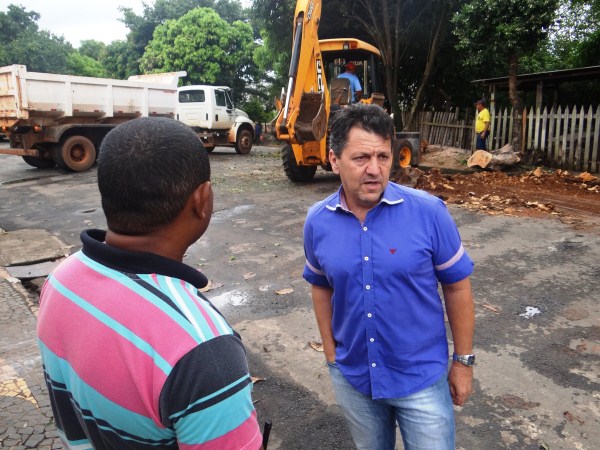 Kadu acompanhou limpeza de área pública e pode de árvores