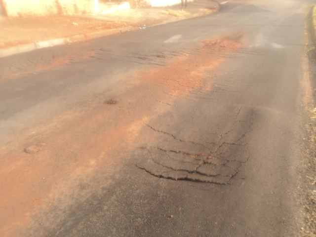 Asfalto da avenida, apesar de obra recente, apresenta diversos problemas