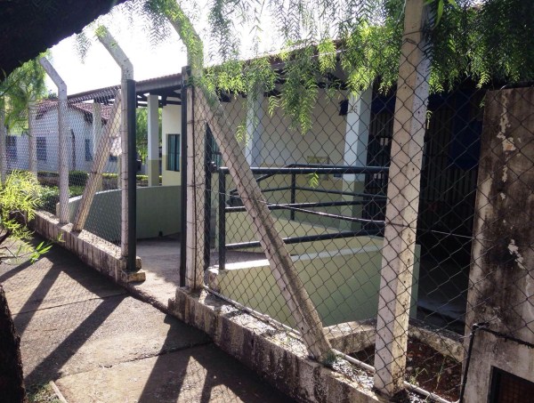 Portão da escola está quebrado e permanece aberto o dia todo