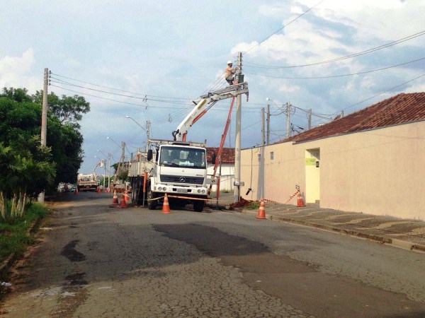 CPFL efetua troca de postes de madeira na Zona Sul da cidade