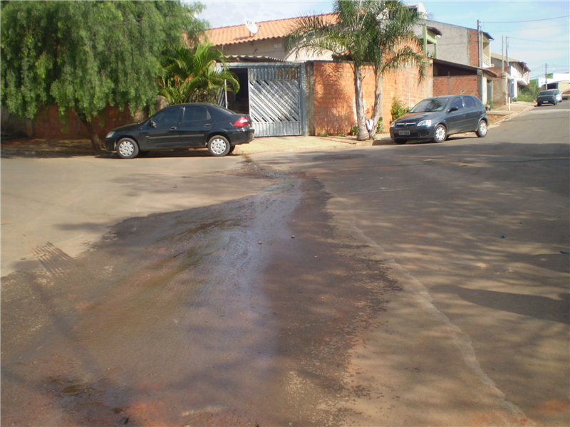 Falta de canaleta impede o correto escoamento das águas da chuva