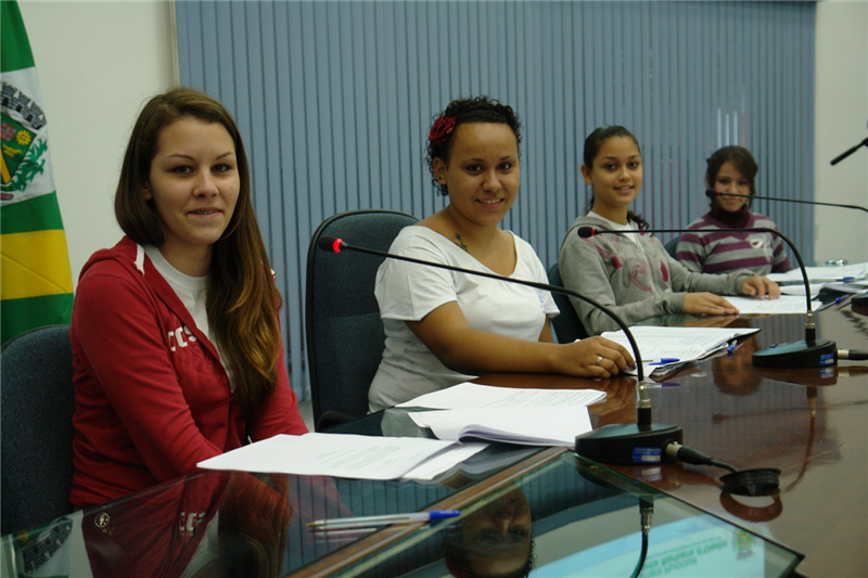 Estudantes participam de reunião no lugar de vereadores