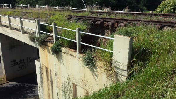 Erosão em área da linha férrea tem preocupado munícipes