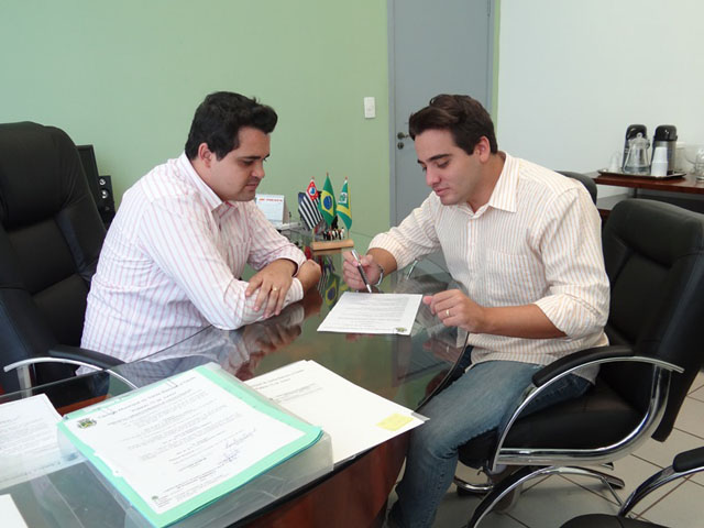 Pinguim e Felipe assinam moção de apelo sobre gratuidade de transporte coletivo para a Guarda Mirim.