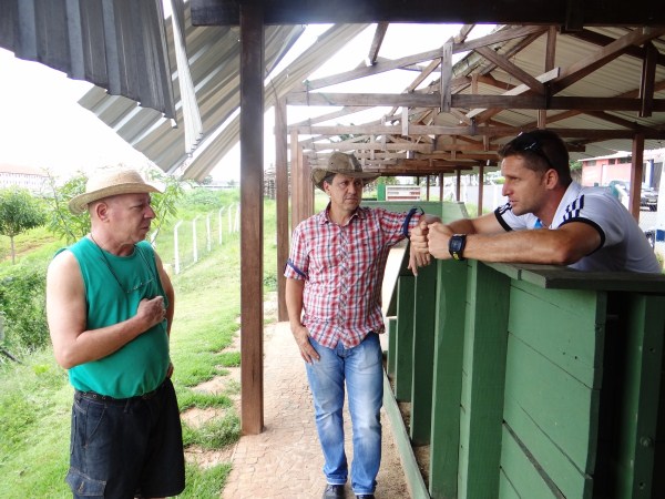 Kadu e comerciante do bairro conversam com secretário