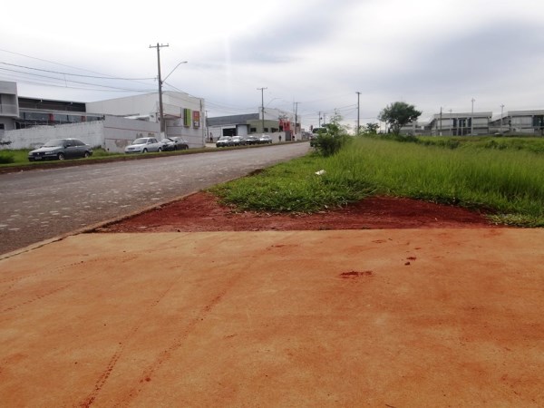 Kadu recebe resposta sobre calçamento de áreas públicas.