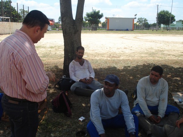 Carlos Fontes conversa com equipe de limpeza.