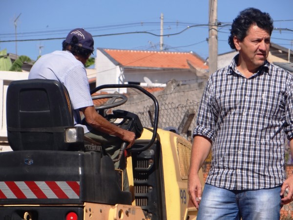 Kadu acompanhou, nesta manhã, pavimentação no Olaria