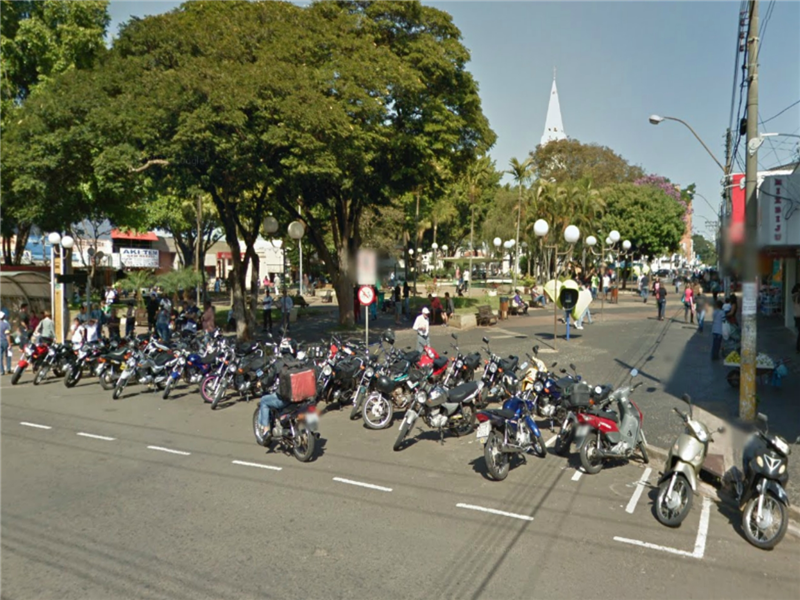 Estacionamento para motos no Centro.