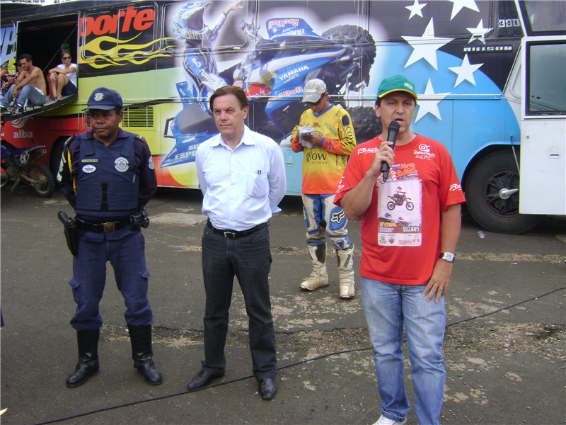 Kadu abre o evento ao lado do prefeito Mário Heins.