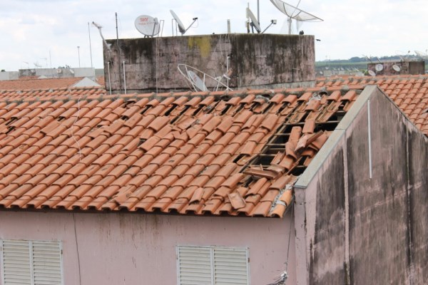 Temporal destelhou quase todos os blocos do Roberto Romano