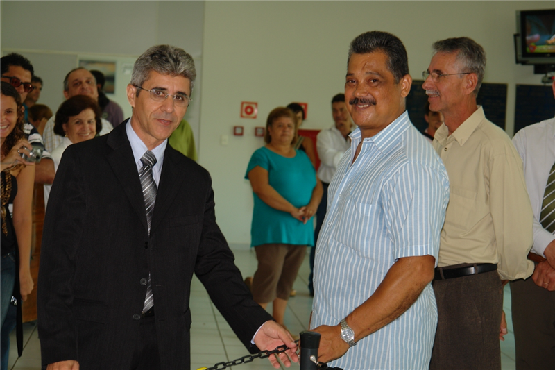 Presidente Anízio e o artista Regimar abrindo a exposição