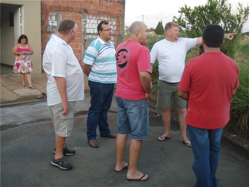 Danilo em reunião com moradores da rua Osório Duque Estrada, no Jardim Batagim.