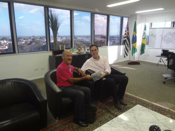 Pereira e o prefeito Denis Andia conversam sobre ciclovia