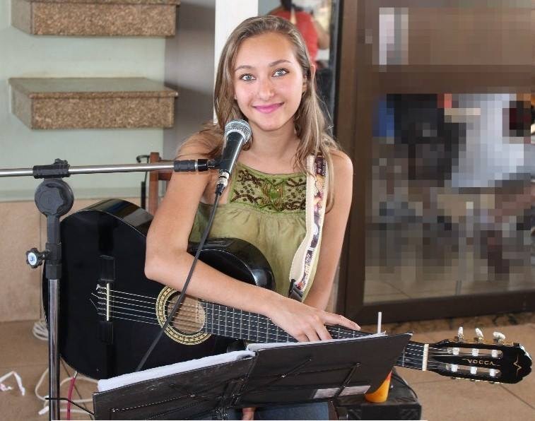 Dr. José aplaude a cantora barbarense Luna Maria.