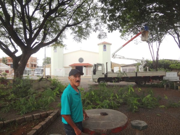 Pereira acompanha melhorias na praça Ângelo Benith. 