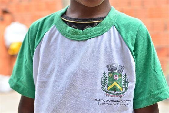 Bebeto pede informações sobre entrega e valor de uniformes 