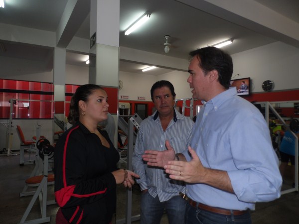Antonio da Loja e prefeito conversam com munícipe.