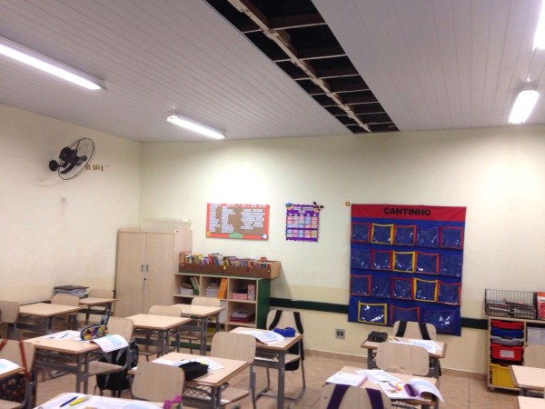 Bebeto critica ventiladores quebrados em salas de aula