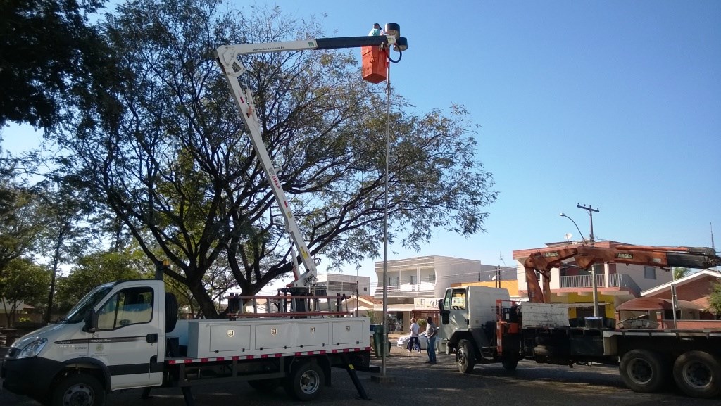 Após pedidos de Alex, Prefeitura iniciou troca de lâmpadas