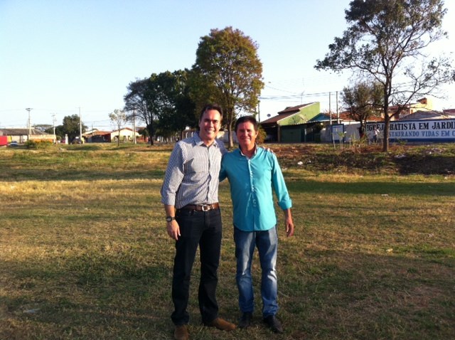 Antonio da Loja levou o prefeito Denis Andia até o local