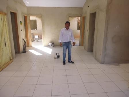 Bebeto fiscaliza obras da UBS do Jardim Vista Alegre.