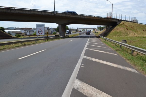 Trecho da SP-304, sob viaduto, onde ocorrem  alagamentos