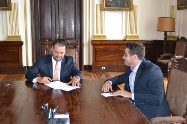 Felipe conversa com secretário adjunto, Gilberto Júnior