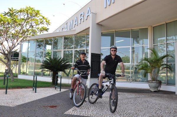 Vereador Pereira e seu assessor chegaram de bike na Câmara