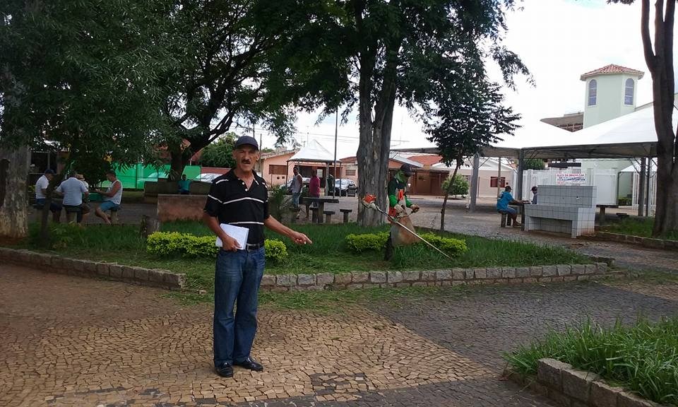 Prefeitura efetuou limpeza e roçagem da praça Ângelo Benith