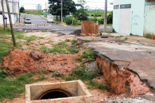 Obra paralisada há meses está sem a devida sinalização