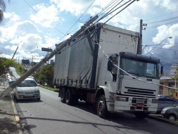 Cabeamento exposto amplia risco de acidentes e de falhas