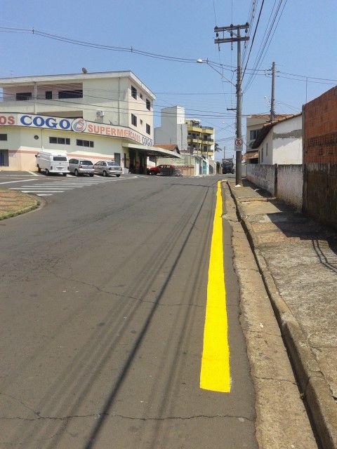 Faixa amarela indicação proibição de estacionar nesse local