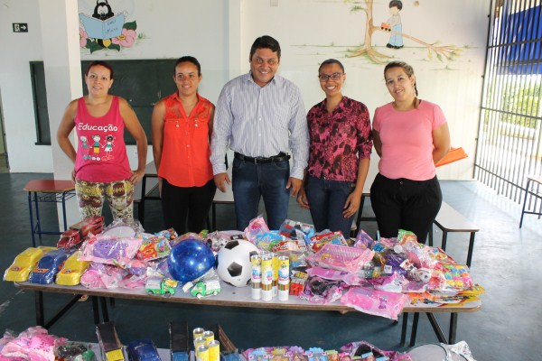 Após campanha, Bebeto e APM entregam mais de cem brinquedos